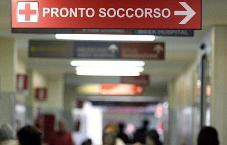 Cartello rosso con croce bianca e scritta "Pronto Soccorso" che indica la direzione del reparto emergenze in un ospedale.
