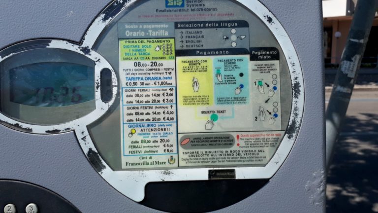 Parcometro a Francavilla al Mare con istruzioni di pagamento, tariffe orarie e giornaliere e opzioni per biglietto o carta.
