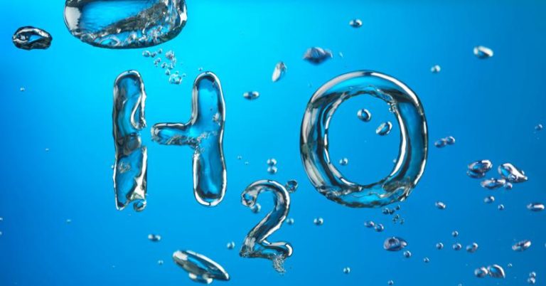 Formula H2O formata da gocce d'acqua su sfondo blu, simbolo chimico dell'acqua con bolle.